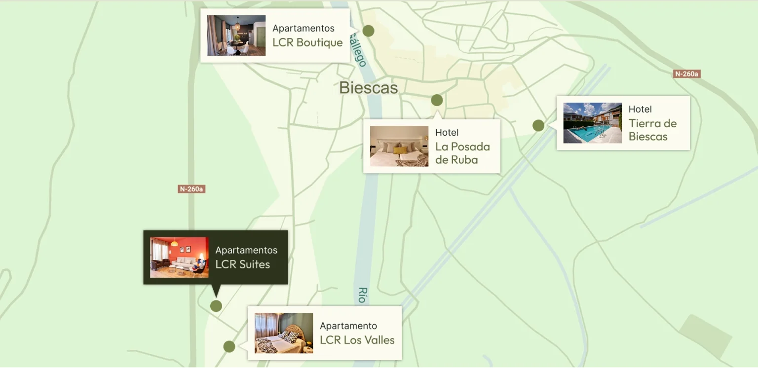 Mapa con hoteles y apartamentos en Biescas, incluyendo nombres y fotos.