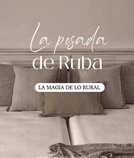 Cama con cojines y texto: "La posada de Ruba. La magia de lo rural".
