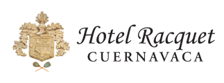 Emblema de Hotel Racquet Cuernavaca con escudo y raquetas cruzadas.