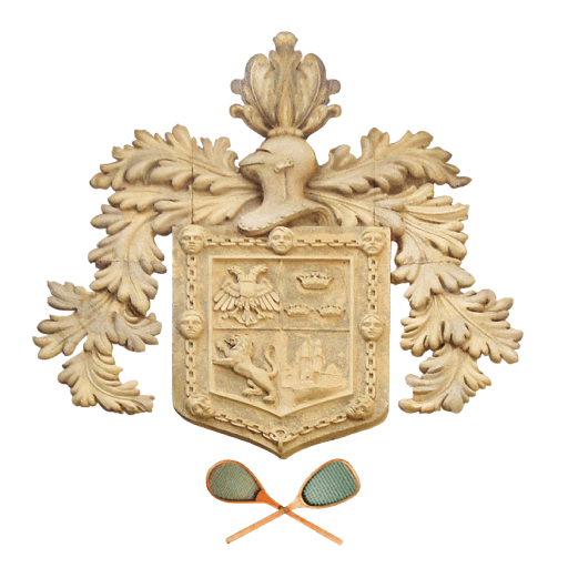 Escudo her&aacute;ldico adornado y dos raquetas de tenis cruzadas abajo.