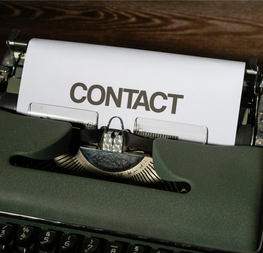 Machine &agrave; &eacute;crire vintage avec "CONTACT" sur papier.