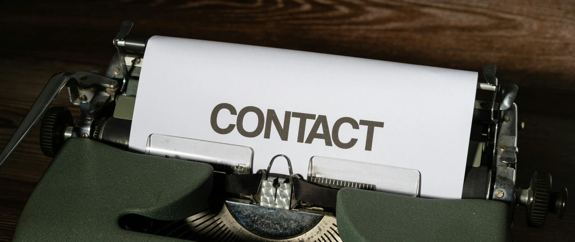 Machine &agrave; &eacute;crire avec papier marqu&eacute; "CONTACT".