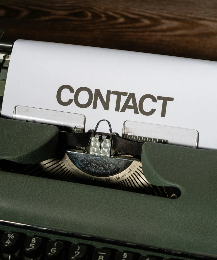 Machine &agrave; &eacute;crire avec le mot "CONTACT" sur le papier.