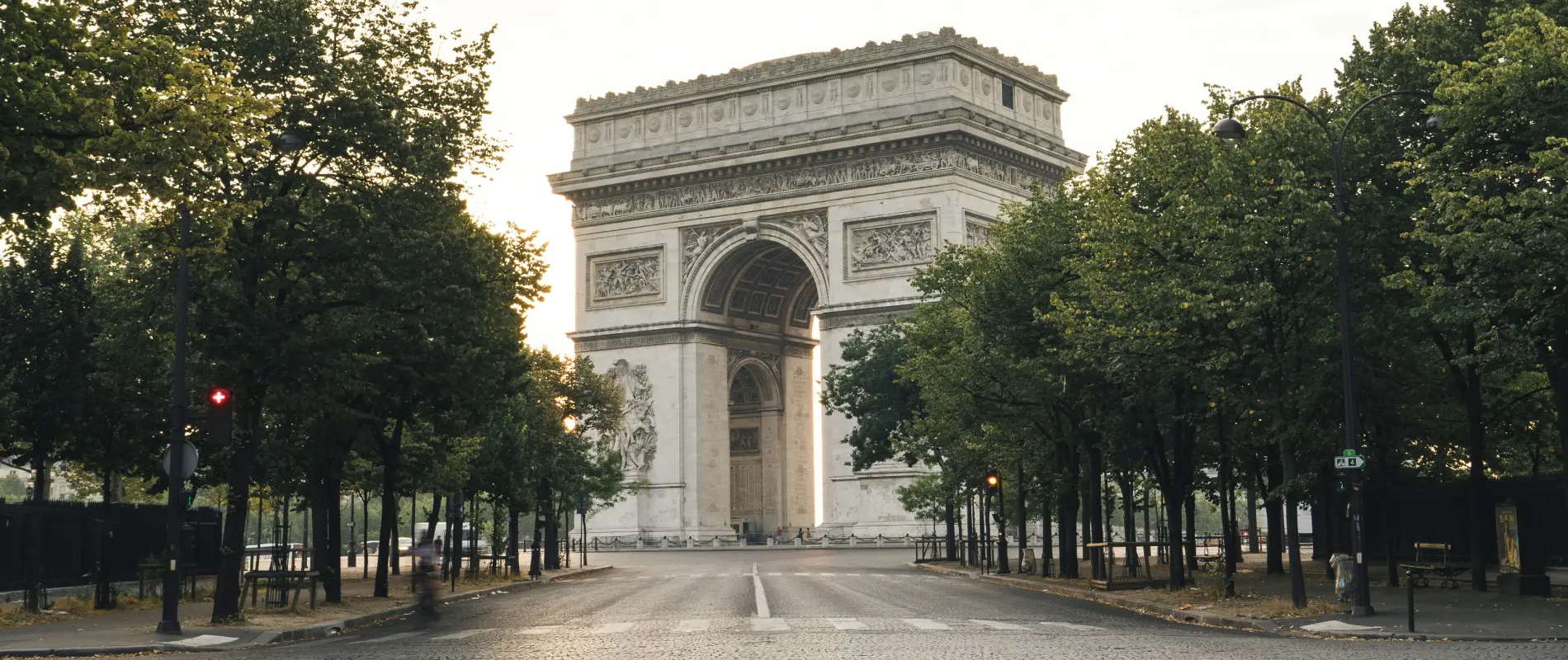 Arc de Triomphe entour&eacute; d'arbres par une matin&eacute;e calme.