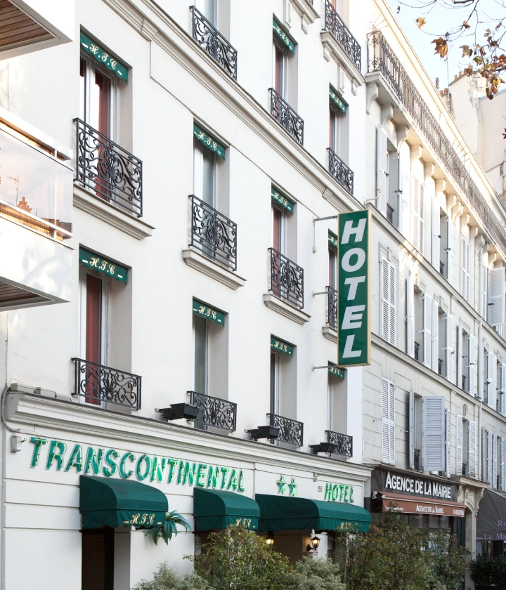 Fa&ccedil;ade de l'h&ocirc;tel Transcontinental avec balcons et enseigne.