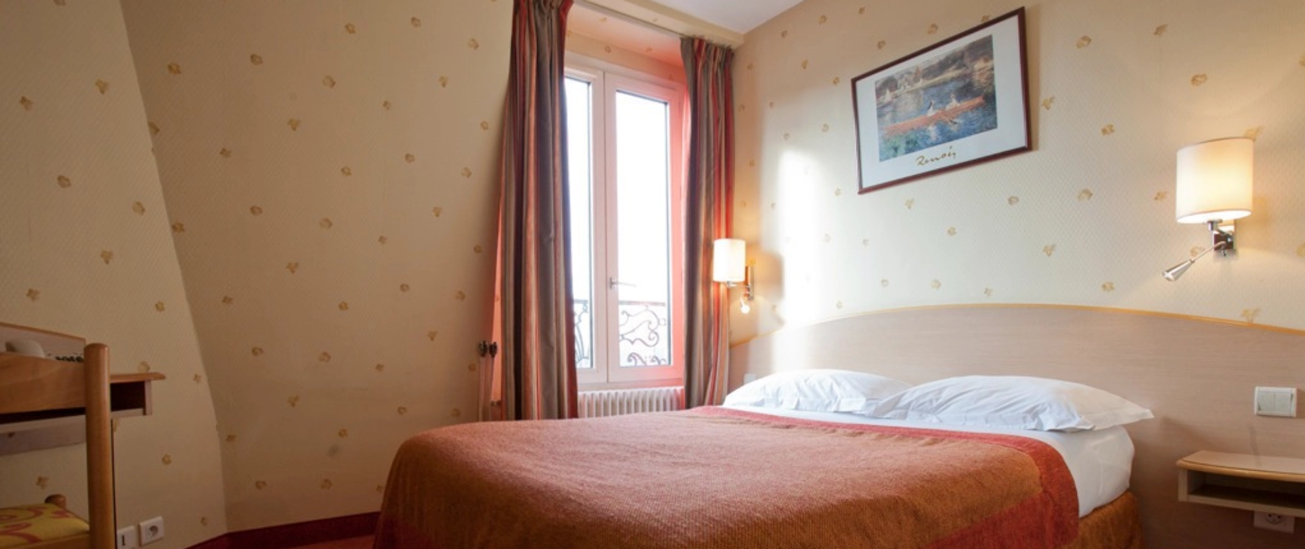 Chambre d'h&ocirc;tel avec lit double et fen&ecirc;tre, d&eacute;cor&eacute;e sobrement.