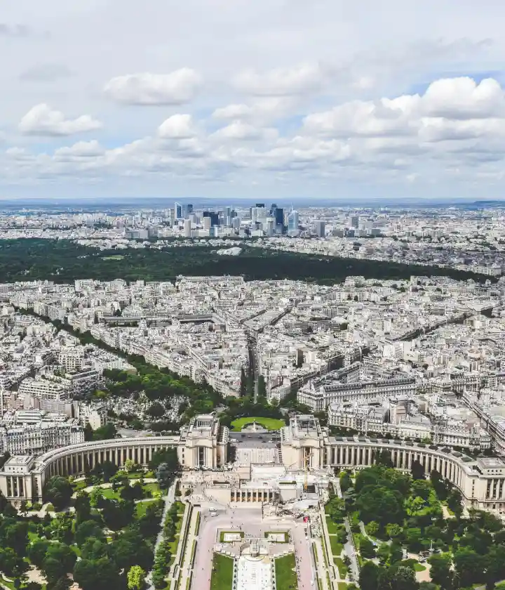 Vue a&eacute;rienne de Paris, avec le Trocad&eacute;ro et La D&eacute;fense &agrave; l'arri&egrave;re-plan.