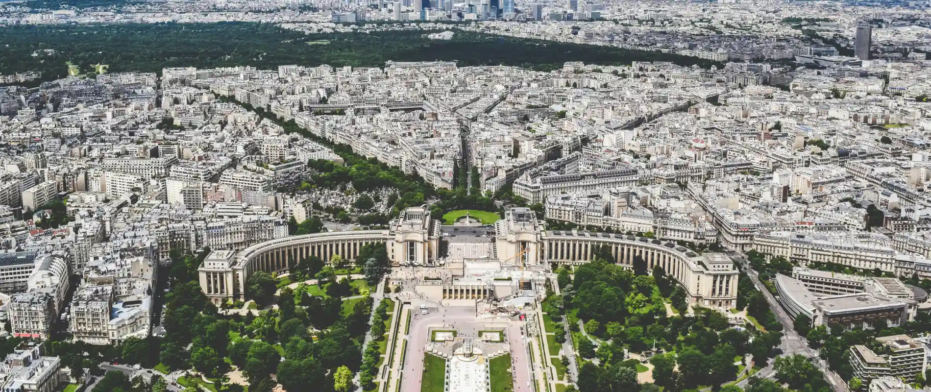 Vue a&eacute;rienne de Paris avec architecture et espaces verts.