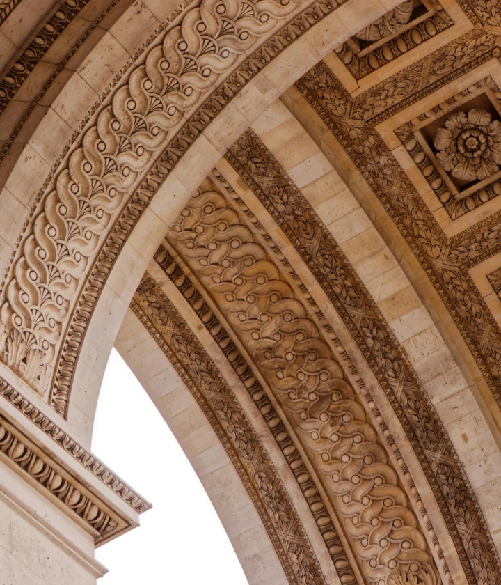 D&eacute;tail d'un arc en pierre sculpt&eacute;e avec des motifs complexes et orn&eacute;s.