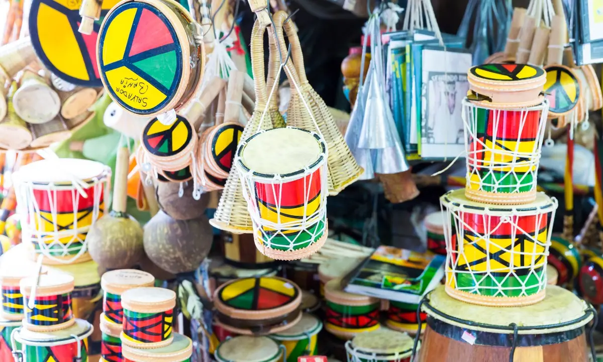 Tambores de percusi&oacute;n coloridos en un mercado, con dise&ntilde;os africanos