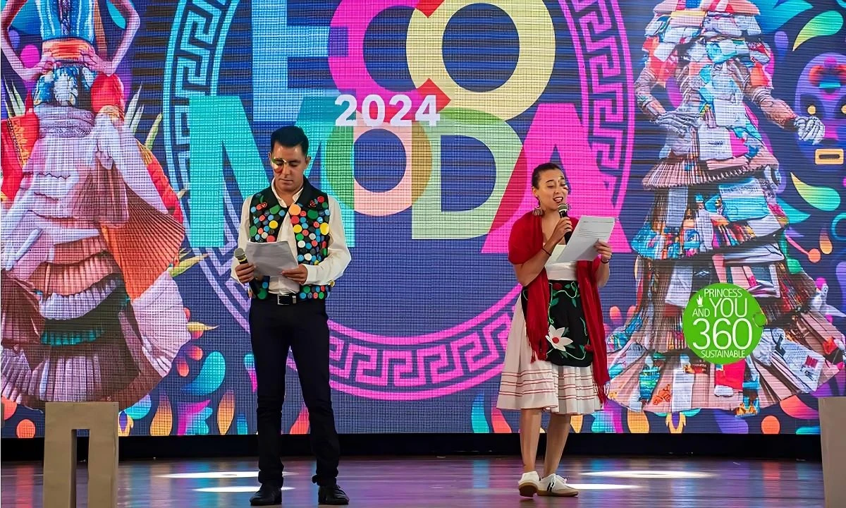 Presentadores en escenario con pantalla &ldquo;2024&rdquo; y escenario musical de &ldquo;360&deg; sostenible&rdquo;
