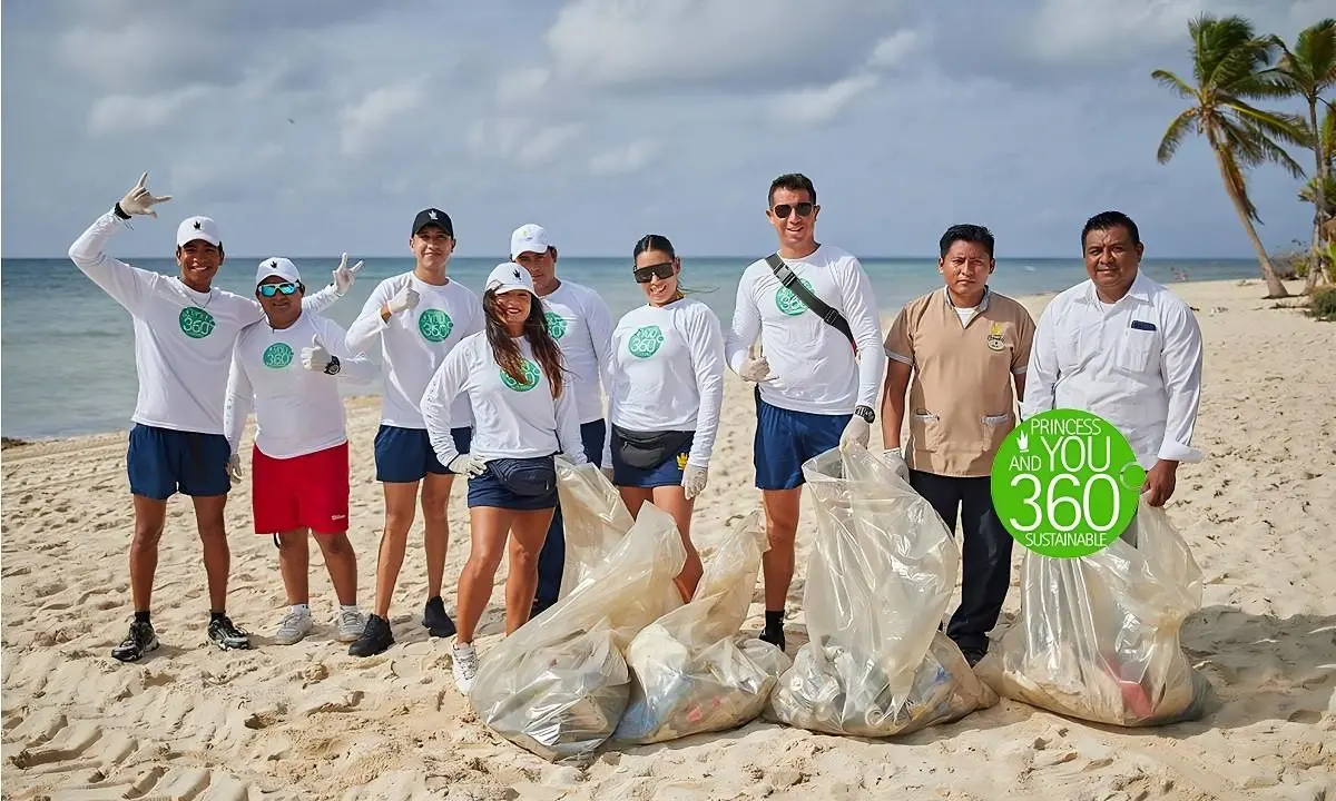 Beach Clean-up in Platinum Yucatan Princess: together for a cleaner planet - Princess Hotels