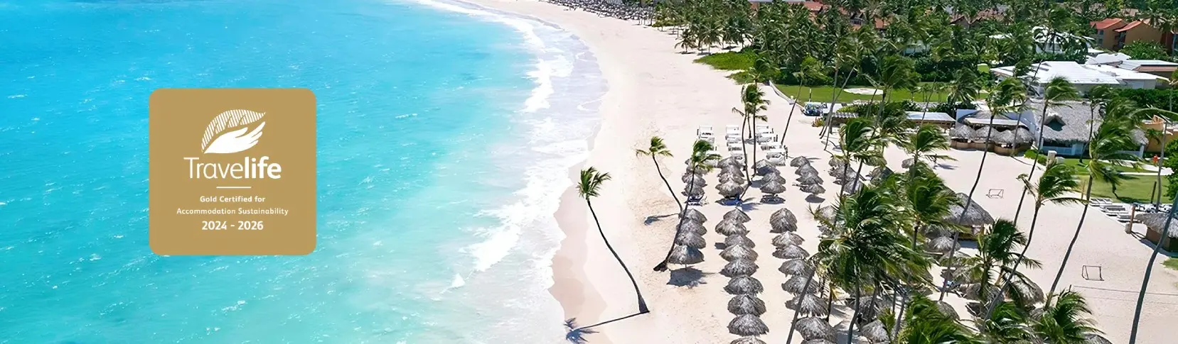 Playa con &aacute;rea de hamacas y certificado Travelife Gold en pantalla