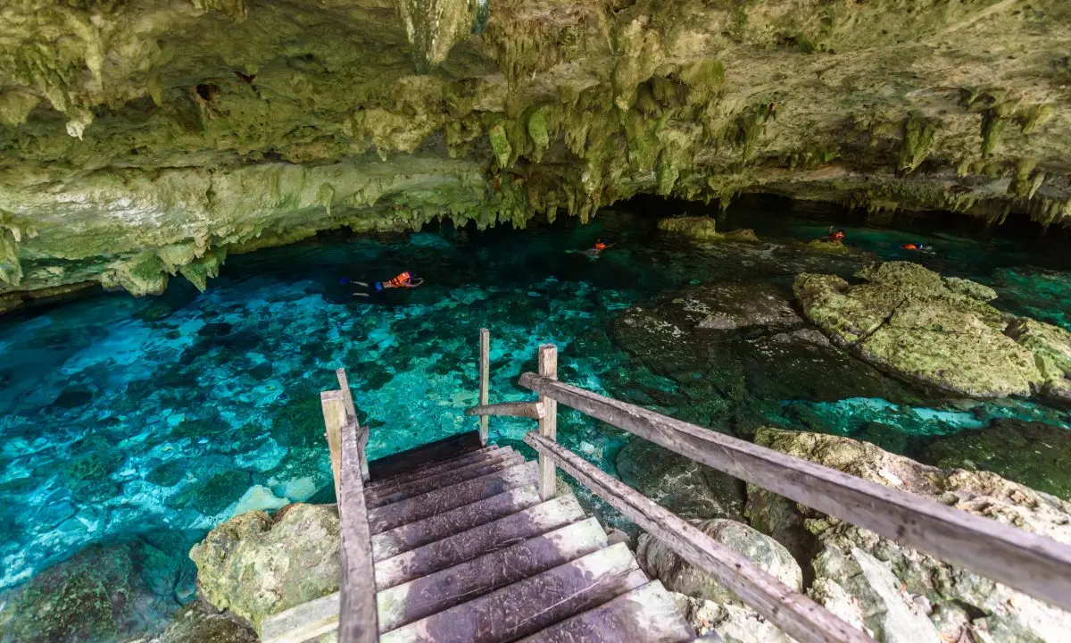 Treppe hinunter zur Cenote, wo getaucht wird