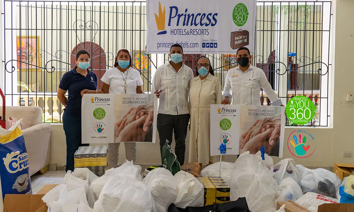 Equipo con mascarillas y bolsas de donaci&oacute;n &ldquo;Princess Hotels & Resorts&rdquo; en el interior
