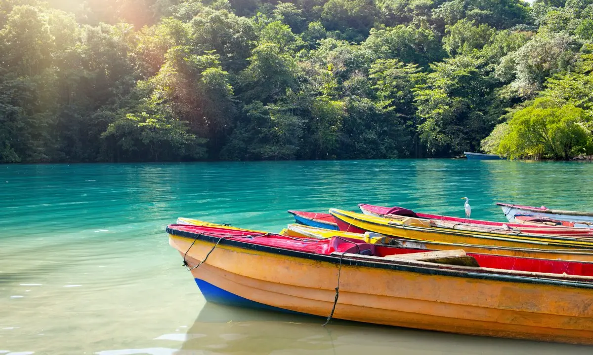Barcas junto al agua en Jamaica