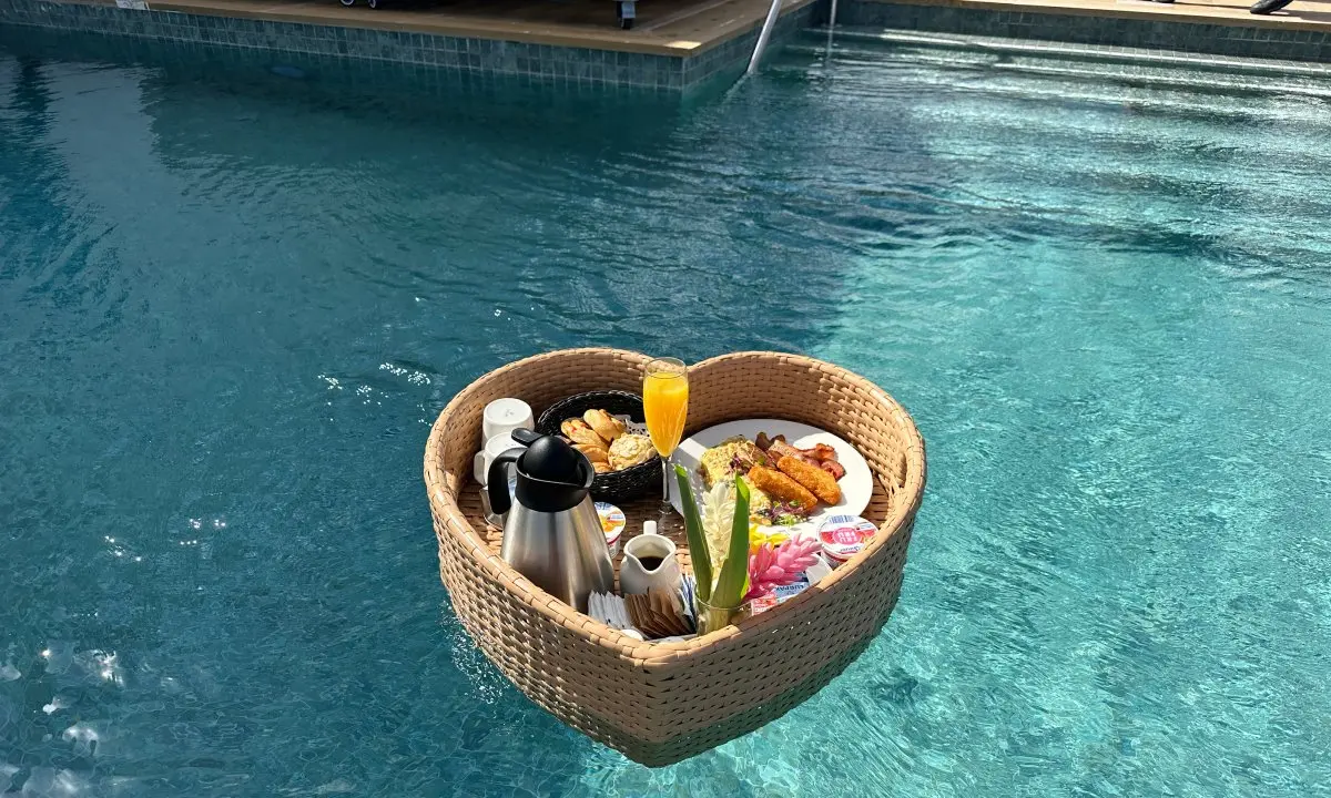 Cesta en forma de coraz&oacute;n con desayuno, en piscina