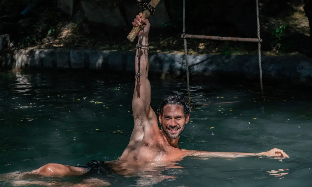 Hombre nadando en Blue Hole Mineral Spring