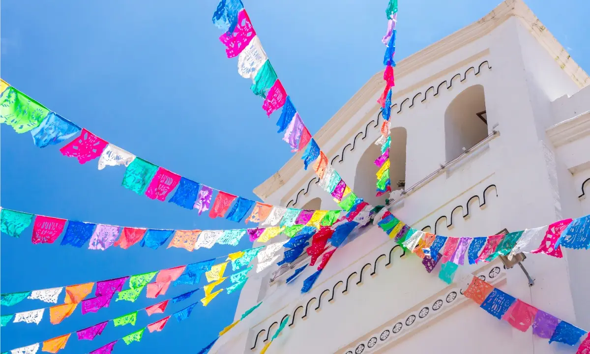 Bunte Papiergirlande an der Fassade einer Kirche