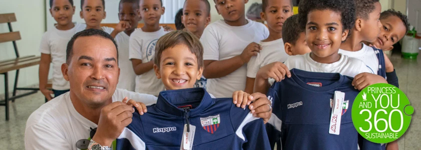 Padre y ni&ntilde;os con camisetas azules, posando en grupo en el interior