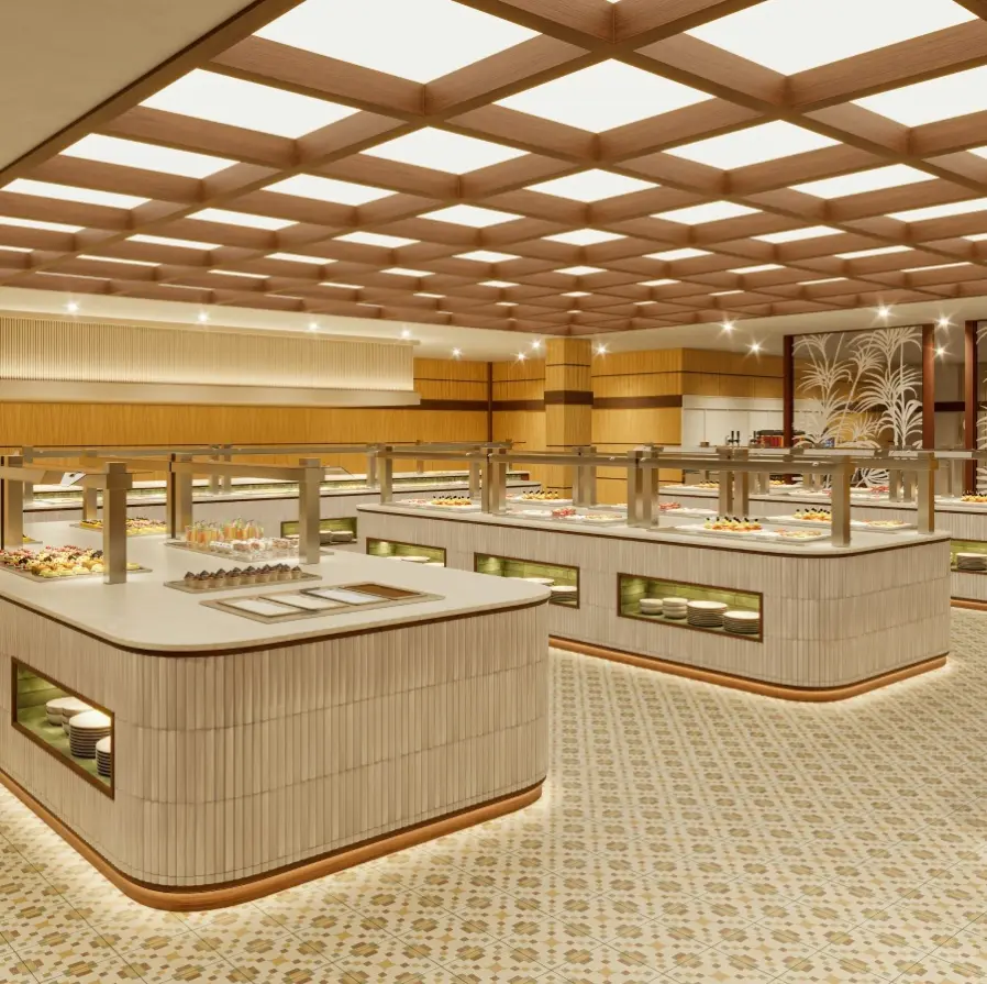 Buffet de hotel con mesas de comida y vitrinas bajo techo de madera y luces.