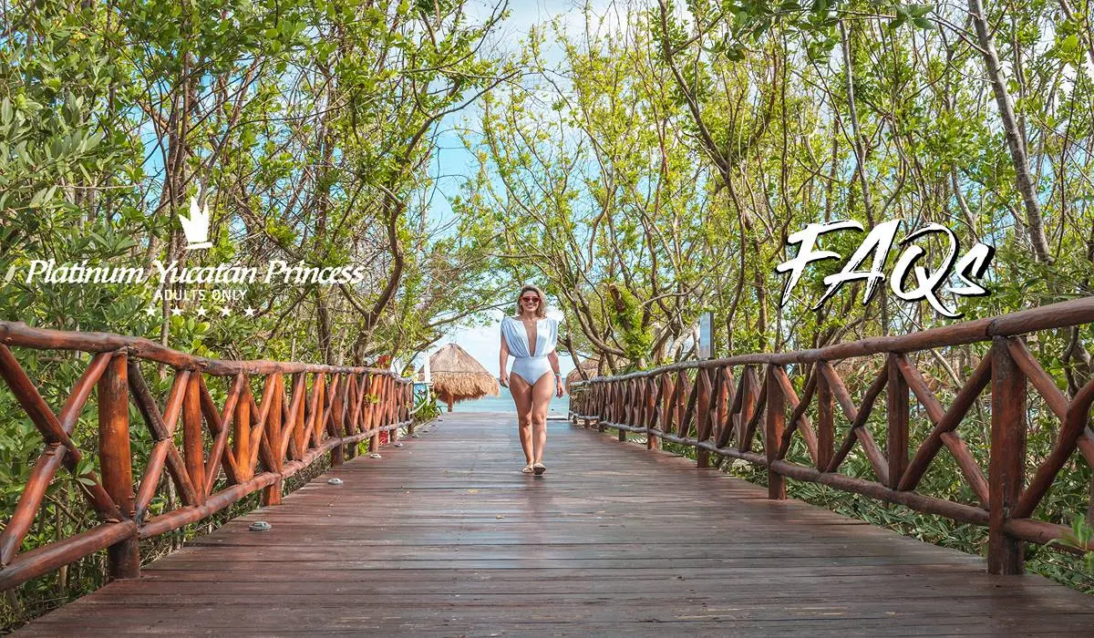 Mujer camina por un sendero de madera entre vegetaci&oacute;n, banner &ldquo;Platinum Yucat&aacute;n Princess&rdquo;