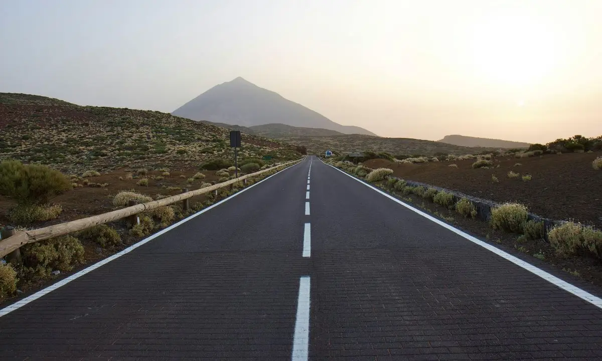 Gerade Straße Richtung Teide bei Sonnenuntergang