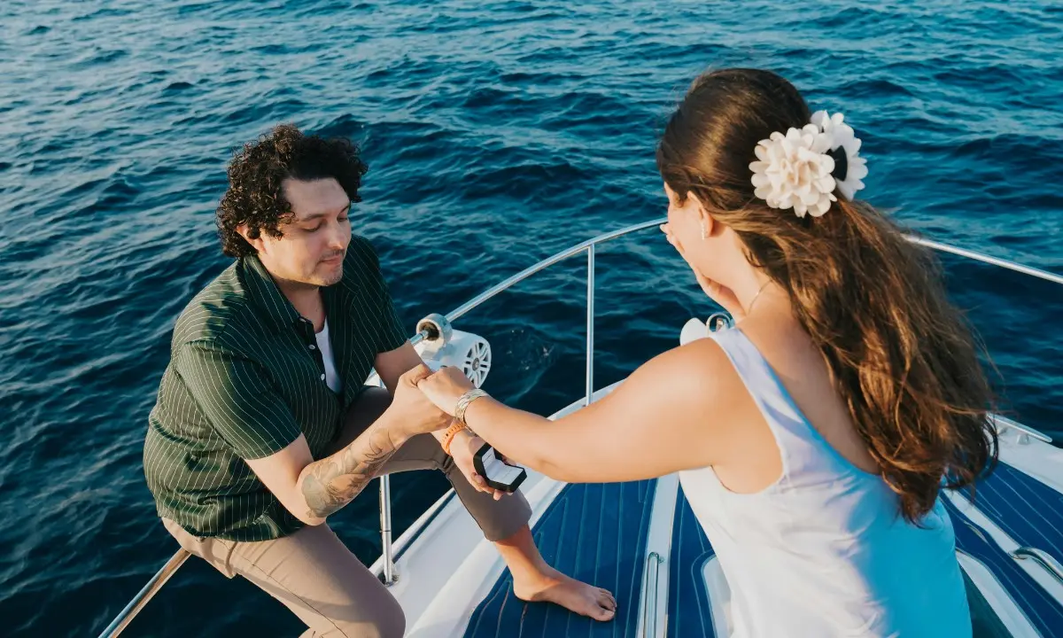 Mann macht seiner Partnerin an Bord eines Bootes auf La Palma einen Heiratsantrag zum Valentinstag