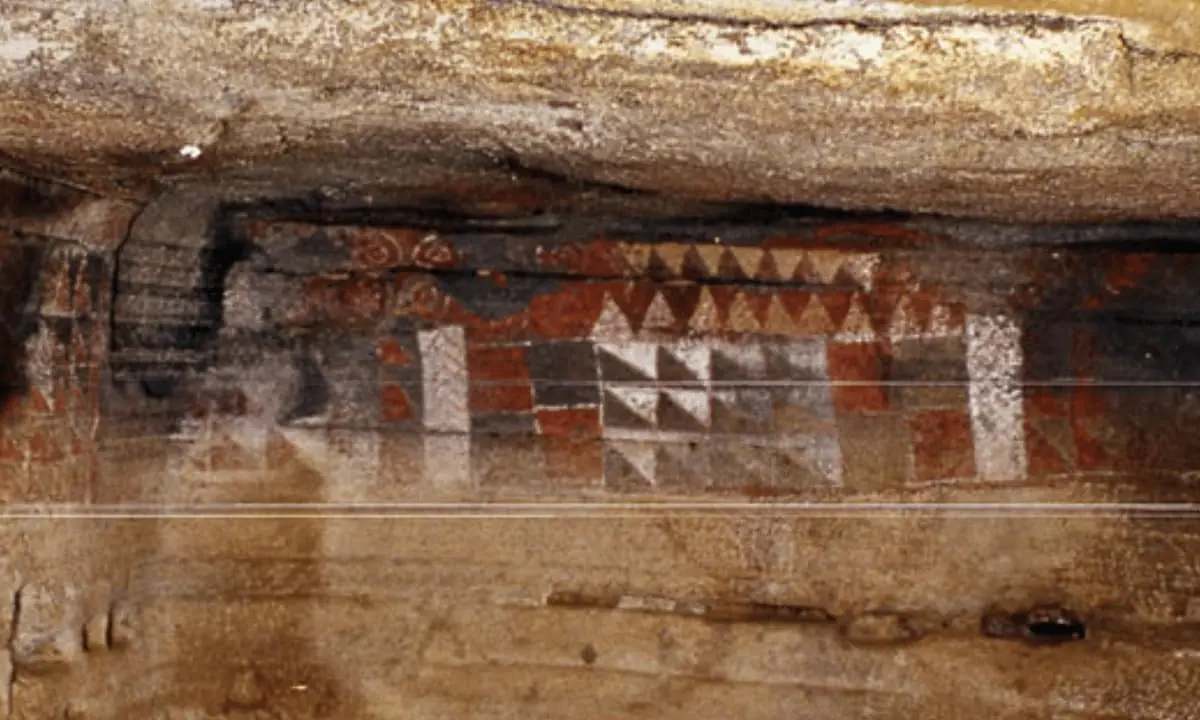 Fragmento de ladrillos y mosaico decorativo con motivos geom&eacute;tricos.