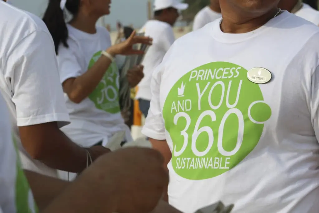 Personas con camisetas blancas con dise&ntilde;o &ldquo;Princess and you 360&rdquo; sostenible
