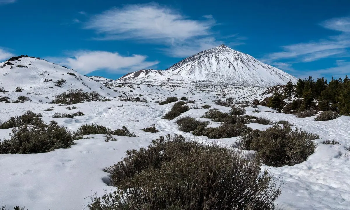 Der Teide schneebedeckt unter blauem Himmel