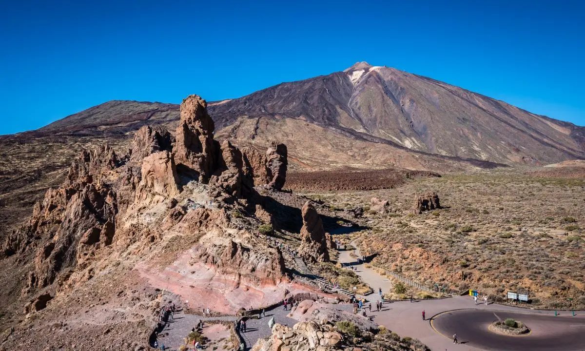 Blick auf den Teide über der vulkanischen Landschaft des Nationalparks mit den Roques de García im Vordergrund