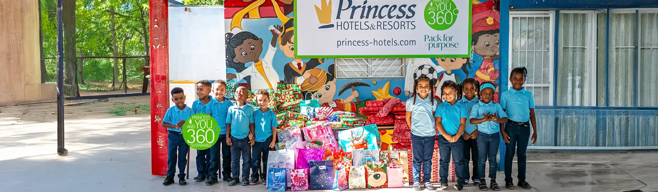 Ni&ntilde;os posan con regalos en un stand &ldquo;Princess Hotels & Resorts 360&rdquo;