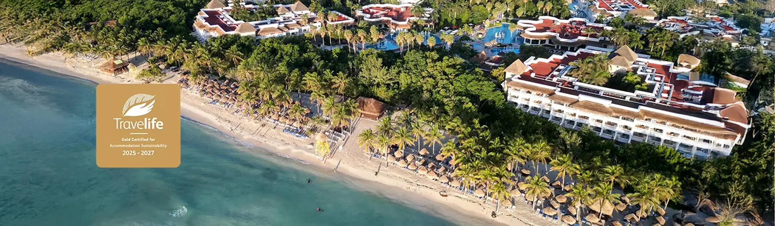 Hotel junto a la playa con palmeras y piscina, vista a&eacute;rea, Travelife Gold