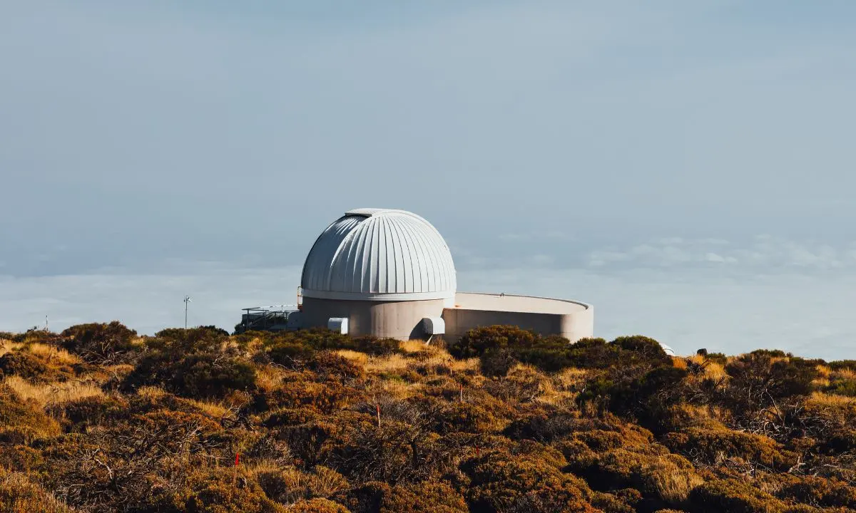 Astronomisches Observatorium oberhalb des Wolkenmeers
