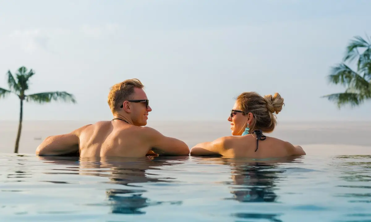 Paar genießt einen ruhigen Wellnessmoment während seines romantischen All-inclusive-Wochenendes