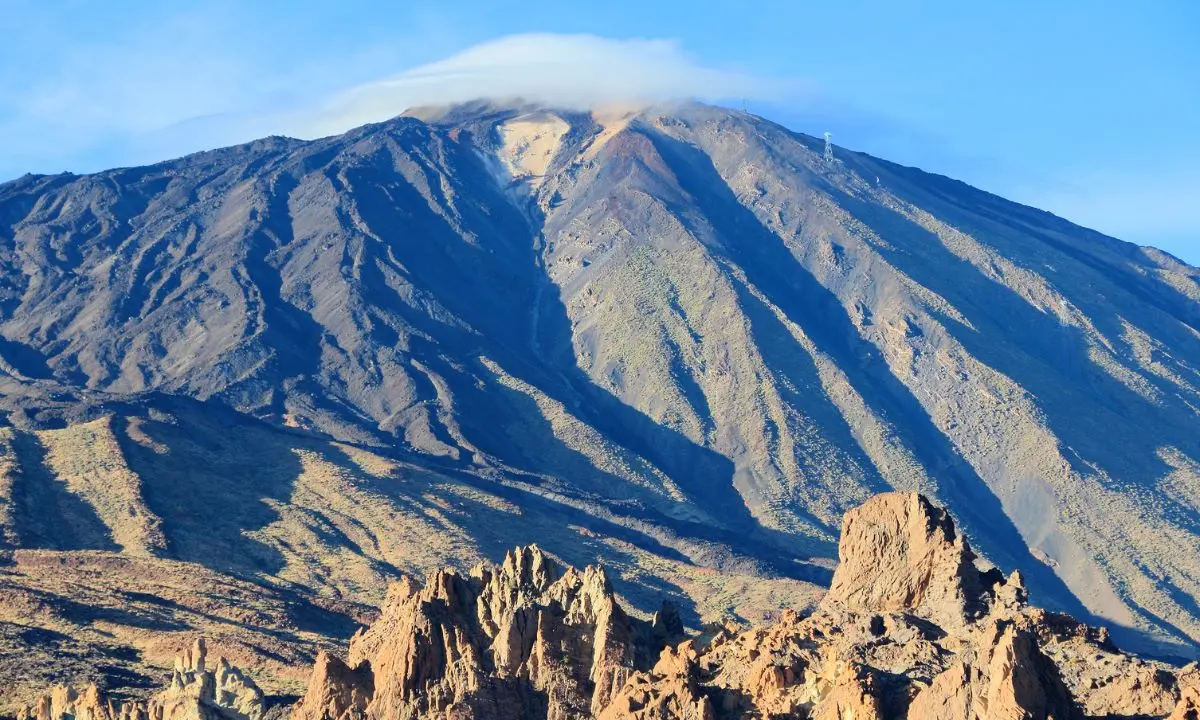 Teide-Gipfel mit leichter Wolkenbildung