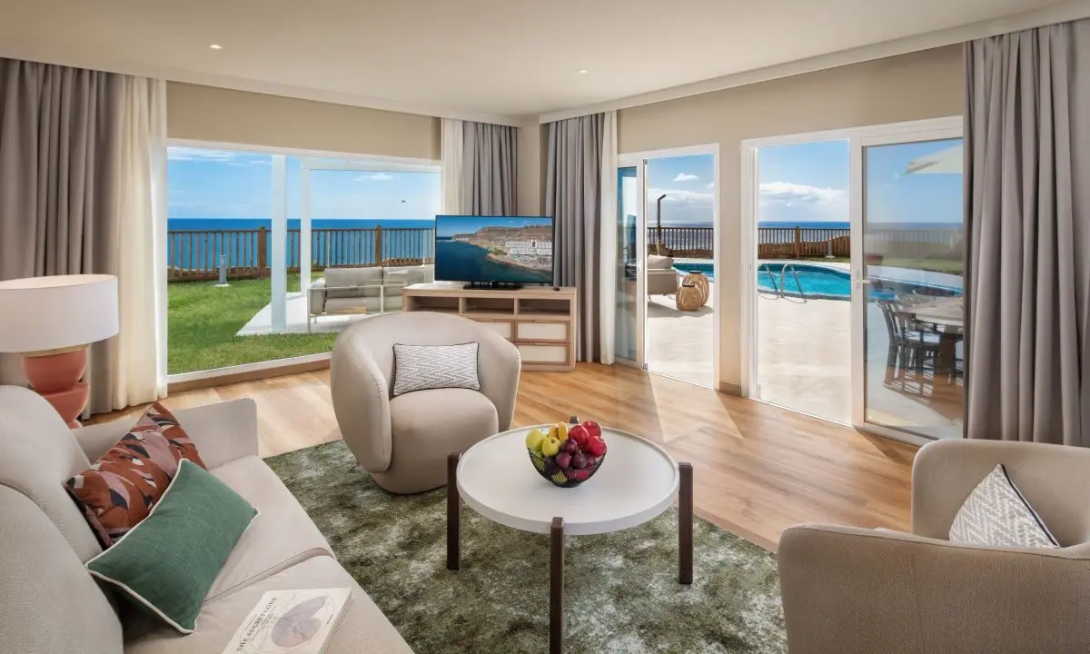Living room of the Royal Suite at Princess Taurito (Gran Canaria) with access to a private pool and garden terrace