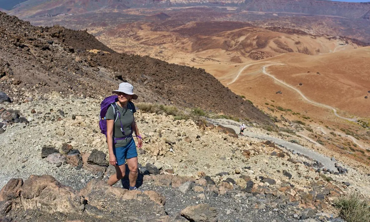 Wanderin auf vulkanischem Pfad