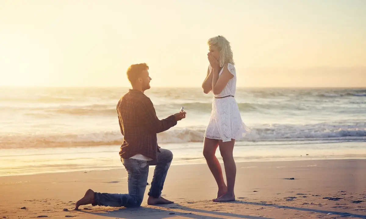 Heiratsantrag am Strand bei Sonnenuntergang