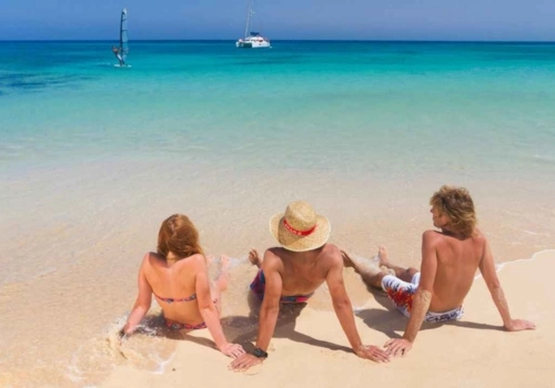 Tres j&oacute;venes en la playa