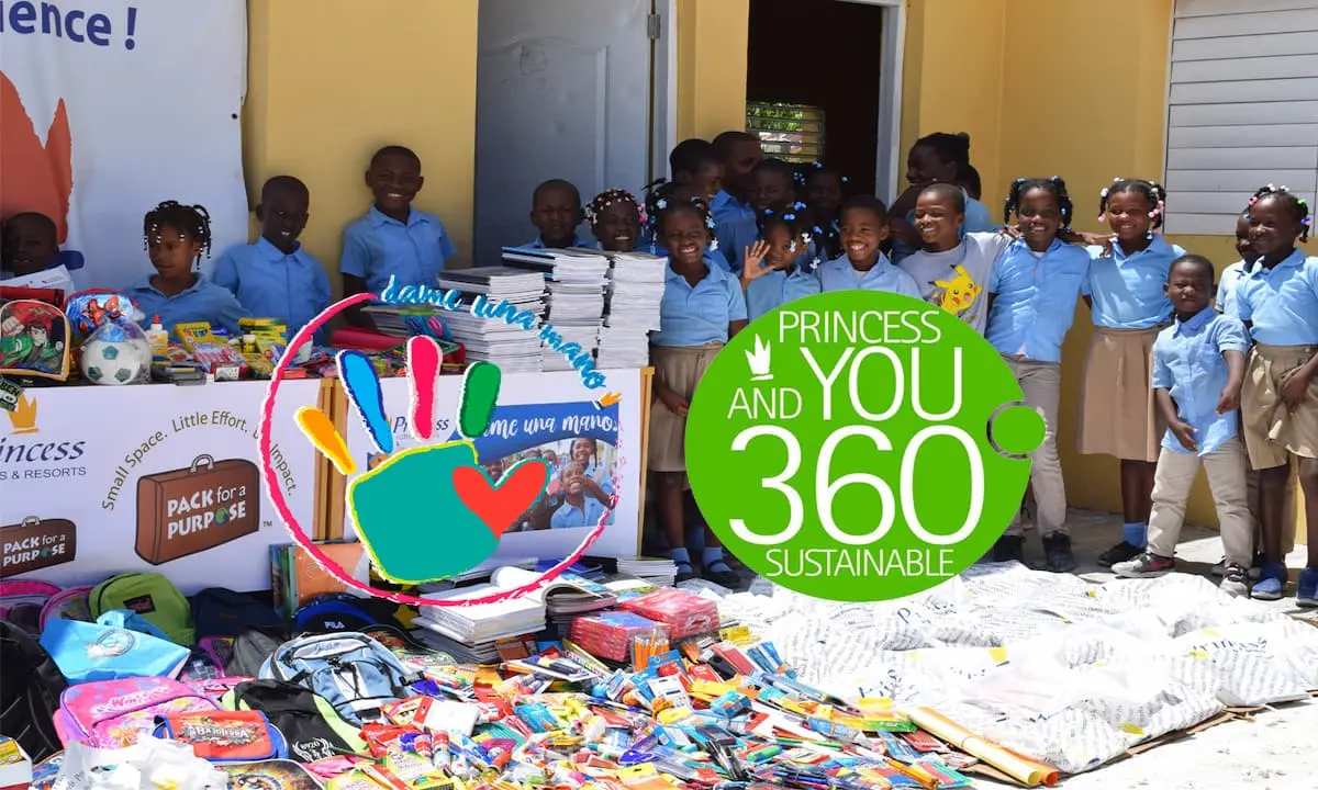 Ni&ntilde;os y voluntarios frente a mesa con regalos en evento &ldquo;Princess and You 360&rdquo;.