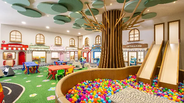 Zona infantil con alberca de pelotas, tobog&aacute;n y juegos en interior.