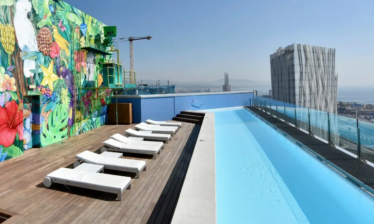 Infinity-Pool mit Aussicht im Hotel Princess Barcelona