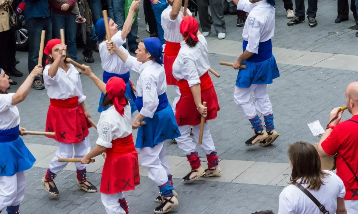 Gente bailando Sardana