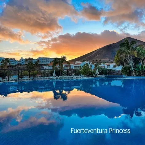 Atardecer con piscina reflejando Fuerteventura y el hotel Princess