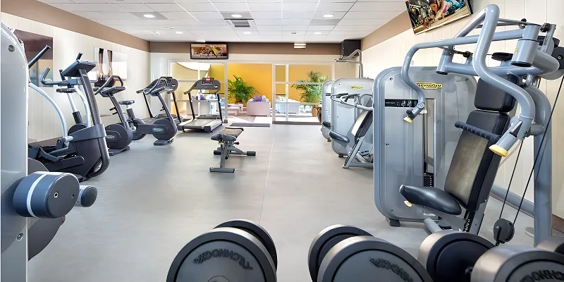 Gimnasio moderno con m&aacute;quinas cardiovasculares y pesas.