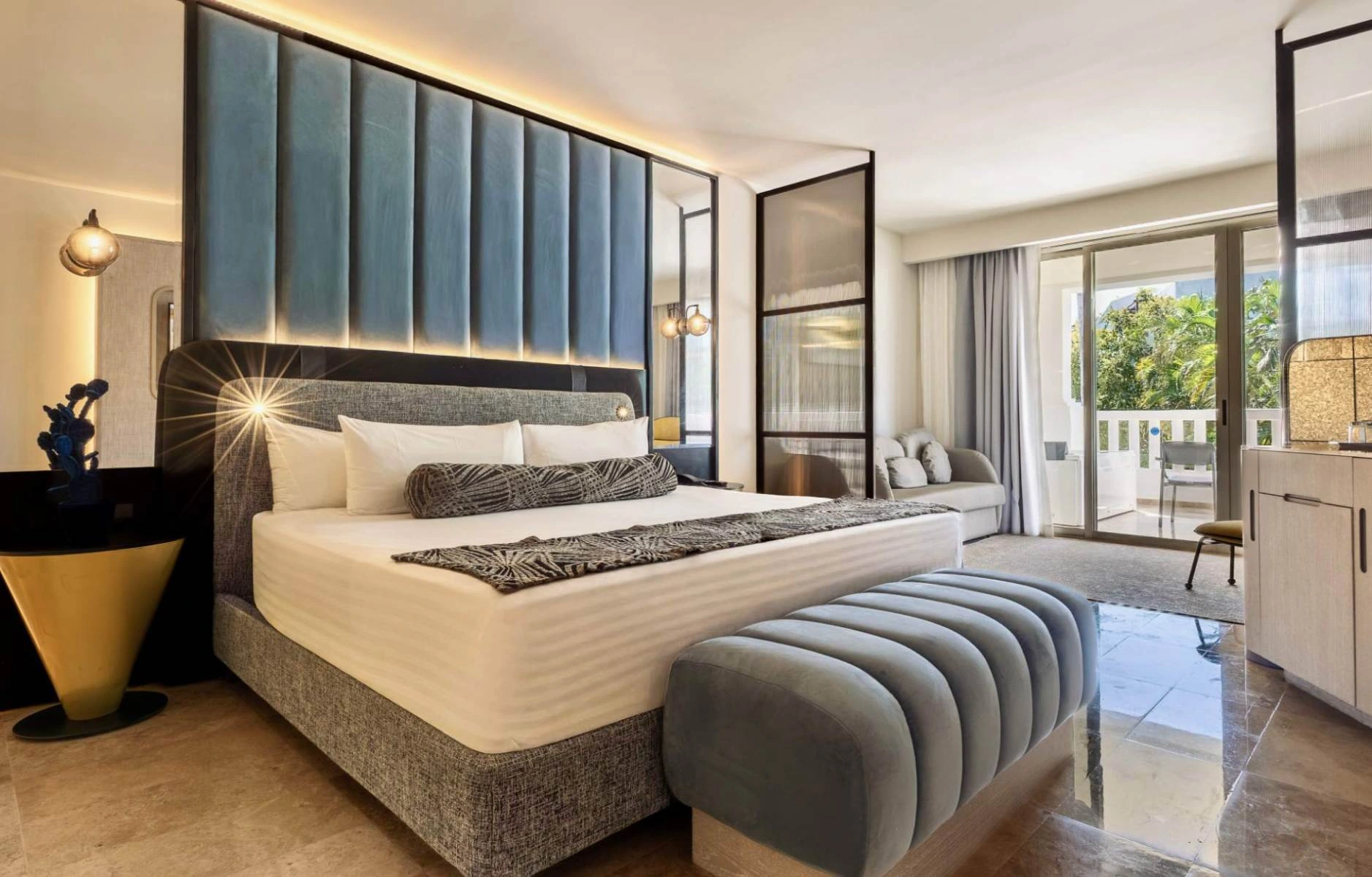 Dormitorio moderno con cama, cortinas y acceso a terraza, vista a jard&iacute;n