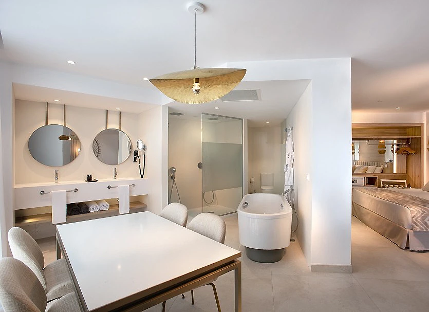 Ba&ntilde;o moderno con lavabo doble, ducha y ba&ntilde;era, iluminado y elegante