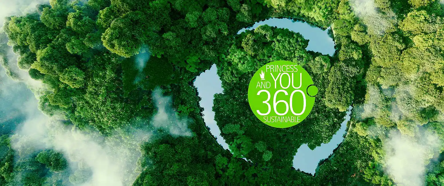Vista a&eacute;rea de un r&iacute;o rodeado de bosques verdes con logo &ldquo;Princess and You 360&rdquo;.